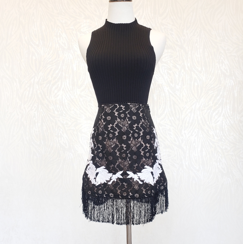 BLACK MINI SKIRT WITH EMBROIDERY AND FRINGE